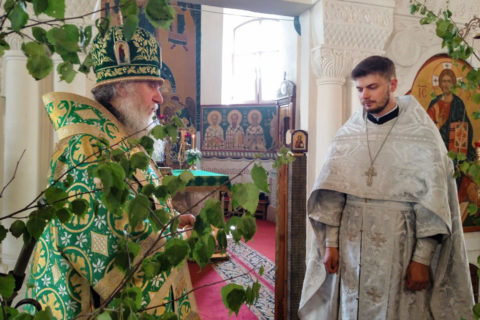 В праздник Пятидесятницы ректор рукоположил выпускника семинарии диакона Александра Резановича во иерея