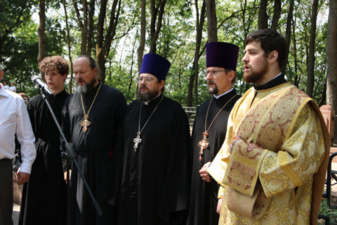 Затем в память о тех, кто погиб, защищая веру и Отечество, хор Витебской духовной семинарии под управлением студента 4-го курса Никиты Дейнеки исполнил «Вечную память».