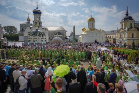 Архиепископ Димитрий сослужил Святейшему Патриарху Московскому и всея Руси на Соборной площади Свято-Троицкой Сергиевой лавры