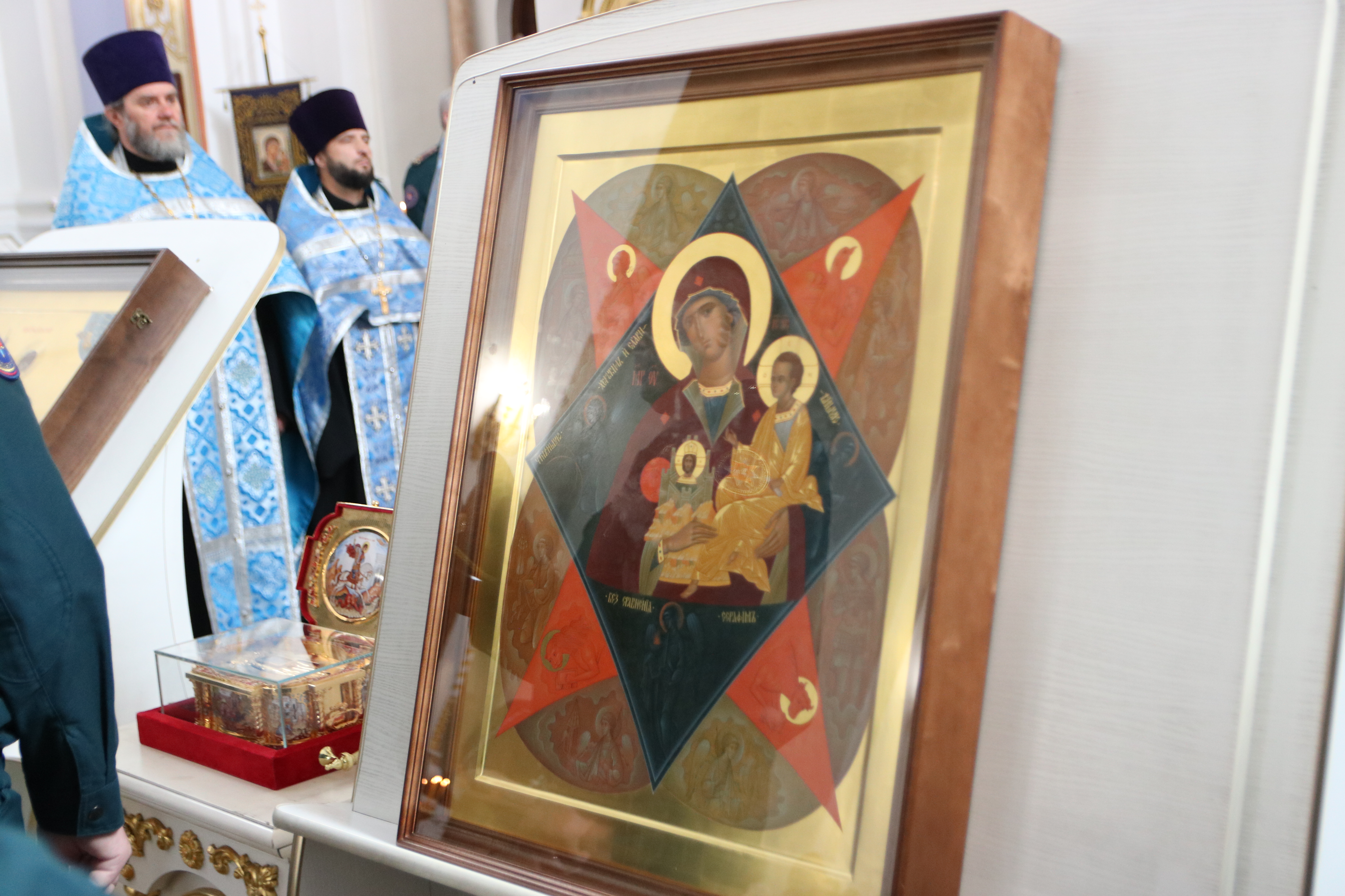 в кафедральный собор Успения Пресвятой Богородицы прибыла икона Божией Матери “Неопалимая Купина”.