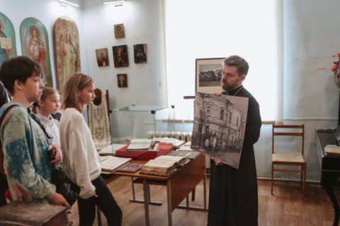 В рамках экскурсионной программы "Духовными тропами" семинарию посетили подростки