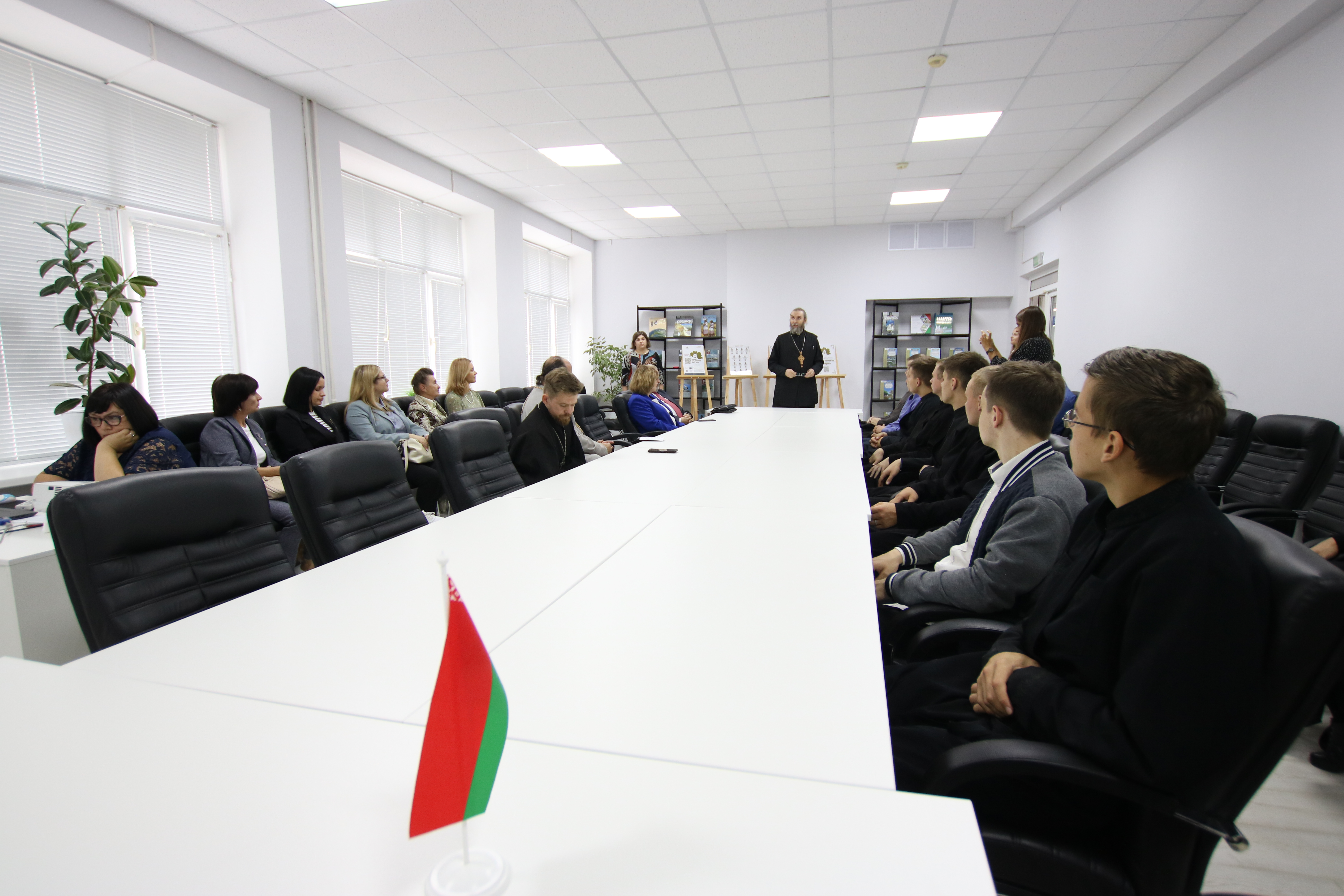 Ректор, преподаватели и студенты приняли участие в показе презентации мультимедийного ресурса «Святые покровители Витебщины» в областной библиотеке имени Ленина