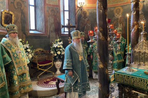 8 октября, Сергиев Посад. В день памяти преподобного Сергия Радонежского митрополит Санкт-Петербургский и Ладожский Варсонофий совершил Божественную литургию в Свято-Троицком соборе Троице-Сергиевой лавры. В день памяти святого преподобного Сергия Радонежского архиепископ Димитрий принял участие в Литургии в Троице-Сергиевой лавре Его Высокопреосвященству сослужили митрополит Саранский и Мордовский Зиновий, архиепископ Витебский и Оршанский Димитрий, епископы Кронштадтский Вениамин, викарий Санкт-Петербургской епархии, Волжский и Сернурский Феофан, Джанкойский и Раздольненский Алексий, насельники лавры, паломники в священном сане. Пел мужской хор Московской духовной академии. Перед ракой с мощами преподобного Сергия был отслужен праздничный молебен. В день памяти святого преподобного Сергия Радонежского архиепископ Димитрий принял участие в Литургии в Троице-Сергиевой лавре Архипастырь обратился к молящимся со словом. Божественные литургии проходили во всех храмах лавры с участием архиереев. Святейший Патриарх Кирилл возглавил богослужение в Успенской соборе. Санкт-Петербургская Епархия Русской Православной Церкви