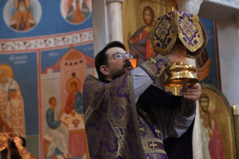 В Великий четверг в храме Воскресения Христова состоялось богослужение