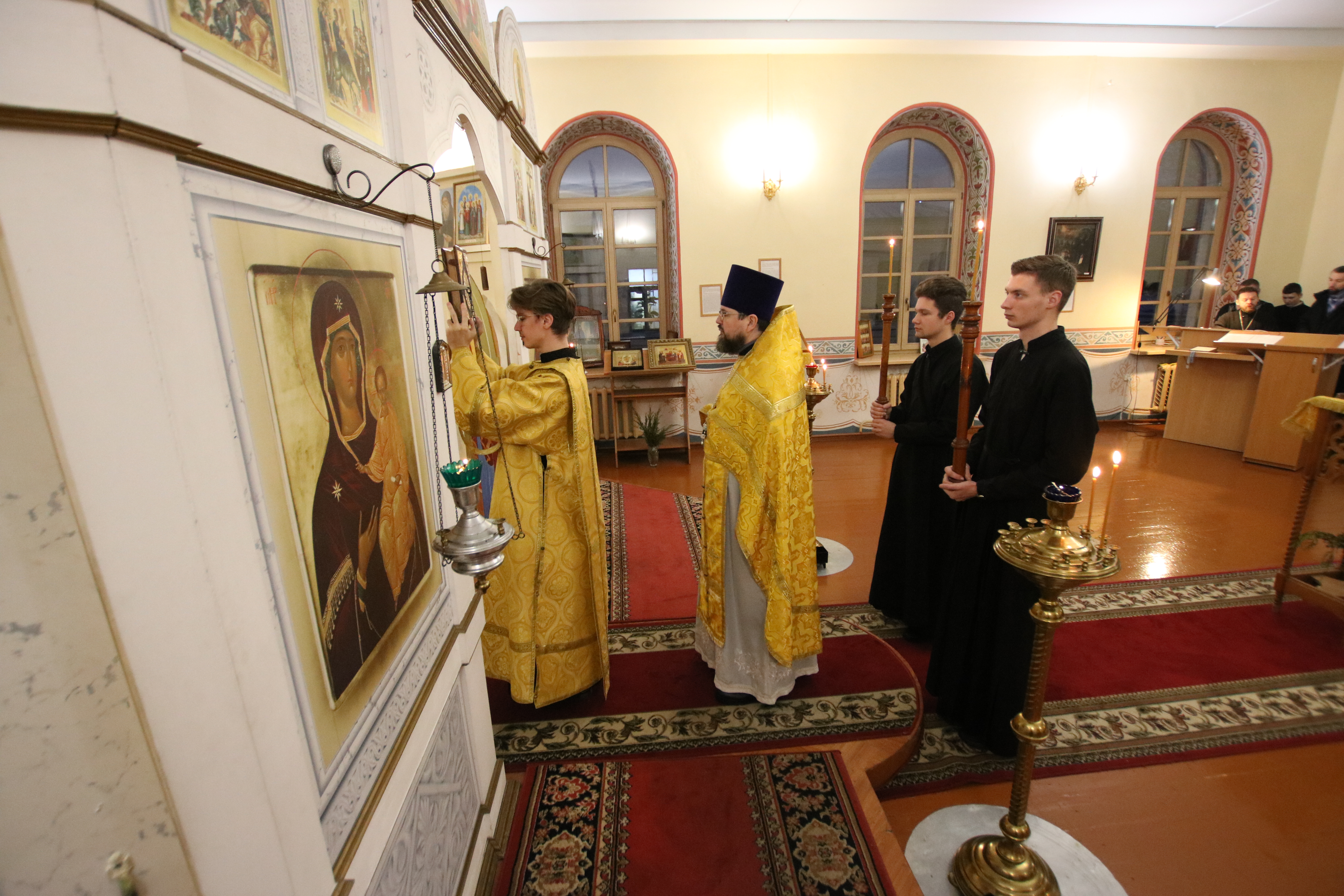 В семинарском храме святых равноапостольных Мефодия и Кирилла совершилось Божественная литургия 