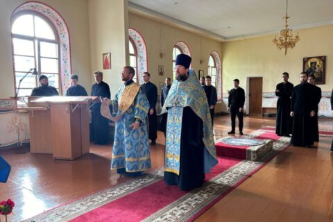 1 сентября в семинарском храме святых равноапостольных Мефодия и Кирилла, перед началом учебного процесса был совершен молебен на начало нового учебного года. Богослужение возглавил первый проректор Витебской духовной семинарии протоиерей Константин Изофатов. Диаконский чин возглавил преподаватель семинарии диакон Александр Буханцов.