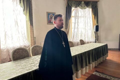 в преддверии Дня народного единства в Актовом зале Витебской духовной семинарии состоялась лекция на тему: «В единстве наша сила: исторические корни и современное значение Дня народного единства». С вступительным словом выступил проректор по воспитательной работе Витебской духовной семинарии, иерей Дионисий Андреев. Он подчеркнул значимость праздника, рассказав о его исторических корнях и важности единства для современного общества. Мероприятие стало важной площадкой для осмысления истории и укрепления духовных и нравственных ценностей.