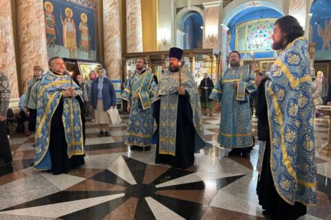 В храме Воскресения Христова города Витебска было совершено торжественное всенощное бдение.