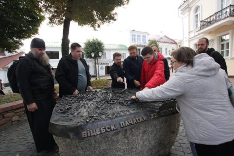 Студенты 1 курса Витебской духовной семинарии посетили областной краеведческий музей Под руководством проректора по учебной работе семинарии студенты познакомились с экспозицией «Древний Витебск IX–XIV вв.» Экскурсия включала знакомство с археологическими находками: старинными монетами, предметами быта, копией берестяной грамоты, а также предметами культа, отражающими духовную жизнь Витебщины в те времена. Провела экскурсию ведущий научный сотрудник музея Наталья Юрьевна Шарковская, которая подробно рассказала о представленных экспонатах и историческом пути города.