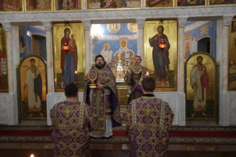 в день Воздвижения Честнаго и Животворящего Креста Господня в храме Воскресения Христова города Витебска была совершена Божественная литургия. Богослужение возглавил первый проректор Витебской духовной семинарии протоиерей Константин Изофатов. Диаконский чин возглавил преподаватель семинарии диакон Александр Буханцов. Богослужебные песнопения исполнил хор под управлением монахини Антонии (Тугариновой). Праздник Воздвижения Креста Господня - один из великих двунадесятых праздников, установленный в память обретения Креста Господня царицей Еленой и его воздвижения святителем Макарием, патриархом Иерусалимским. Этот день напоминает каждому христианину о силе Креста - источника духовной победы и спасения.