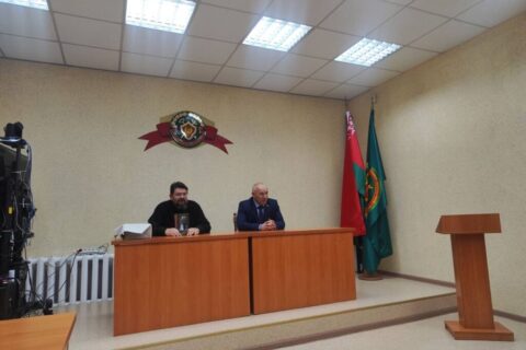 Первый проректор Витебской духовной семинарии, протоиерей Константин Изофатов, принял участие в встрече, приуроченной Покрову Пресвятой Богородицы и Неделе Родительской любви. Отец Константин рассказал про историю праздника Покрова Пресвятой Богородицы и о семейных ценностях Православной церкви а также ответил на интересующие вопросы от сотрудников Министерства. В конце встречи первый проректор подарил книгу «Любовь, брак, семья: разговор со взрослыми» (Алексей Ильич Осипов)