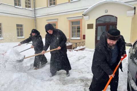 Преподаватели и студенты Витебской духовной семинарии помогают устранять последствия снежного циклона